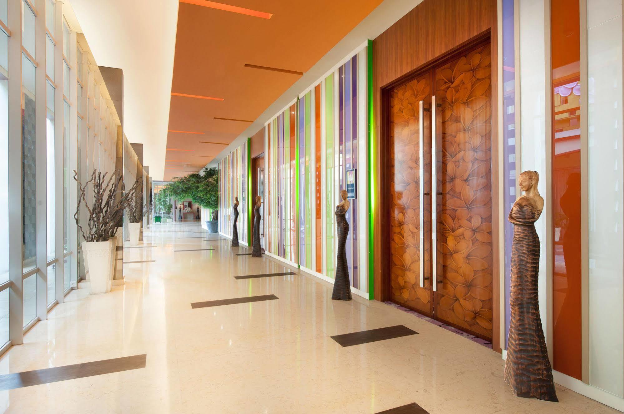 Отель Ibis Styles Bali Denpasar Экстерьер фото